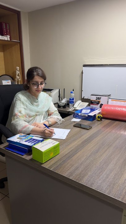 Dr Humna Physiotherapist - Orthopedic And Spine Specialist (Gold Medalist)