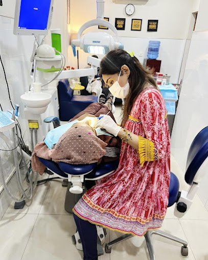 Dr Amna Zahid