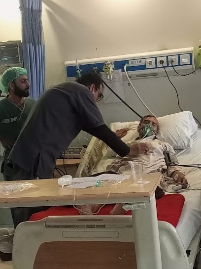 Dr Naveed Niazi